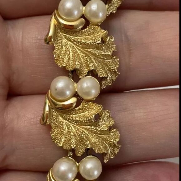 TRIFARI VINTAGE BRUSH GOLD LEAF & PEARL LINK BRACELET 1960s - Picture 2 of 8